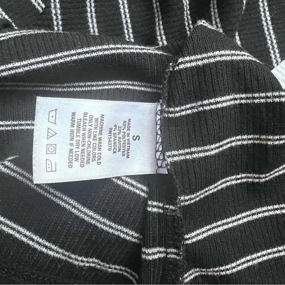 Aeropostale seriously soft black and white stripped t-shirt size small - Picture 5 of 5